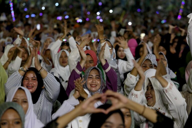 Dihadiri Ribuan Jemaah, Salawat Bersama Habib Syech Menggema Jelang HJKS ke-731