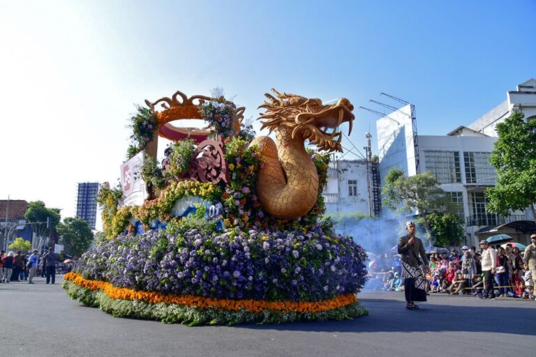 Warga Tumpah Ruah di HJKS Ke-731, Wali Kota Eri Pastikan Tahun Depan Lebih Menarik