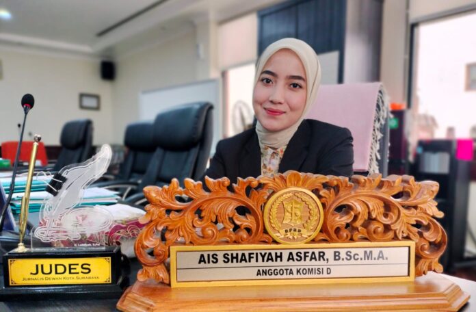 Anggota DPRD Surabaya Ais Shafiyah Asfar mendukung program beasiswa Pemkot Surabaya