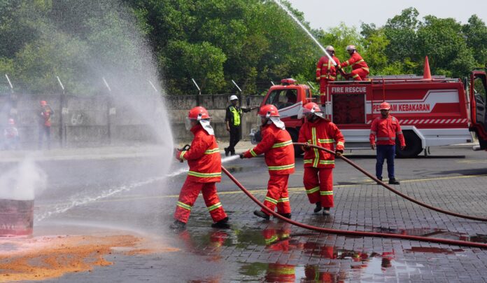 Simulasi kebakaran tank container Dangerous Goods TPS Surabaya di Tanjung Perak