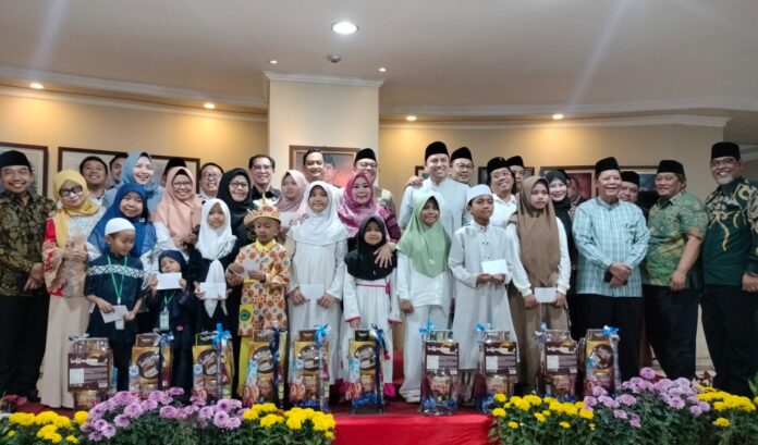 DPRD Surabaya santuni 100 anak yatim dalam acara buka puasa bersama Ramadan 2026.