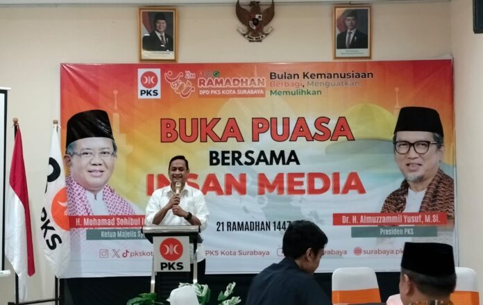 PKS Surabaya buka puasa bersama jurnalis di kantor DPD PKS Surabaya.