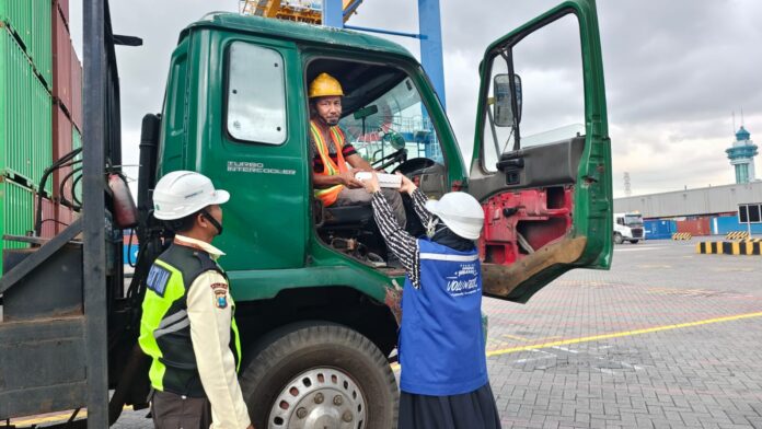 TPS Surabaya membagikan takjil kepada pengemudi truk di pelabuhan