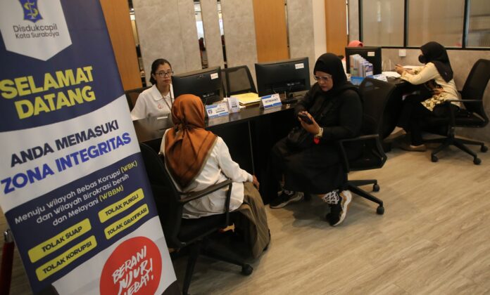 Petugas melayani pengurusan dokumen kependudukan warga di tengah pengetatan validasi data sosial ekonomi. (Diskominfo)