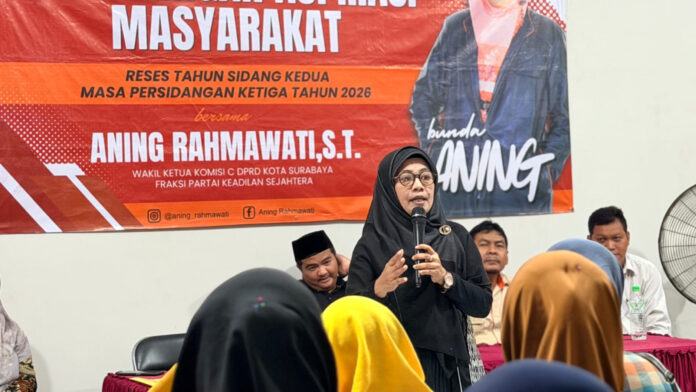 Aning Rahmawati Wakil Ketua Komisi C DPRD Surabaya saat menyerap aspirasi warga dalam reses 2026
