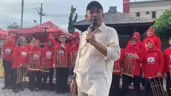 Camat Mulyorejo Arif Rusman membuka Gebyar Bazar Rakyat AWS HJKS ke-733 di Dafam Pacific Caesar Surabaya bersama pelaku UMKM
