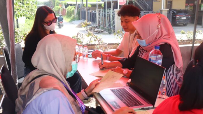 Warga mengikuti cek kesehatan gratis HJKS 2026 di Surabaya